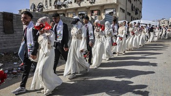 FOTO: Warga Gaza Nikah Massal di Tengah Luka & Puing Agresi Israel