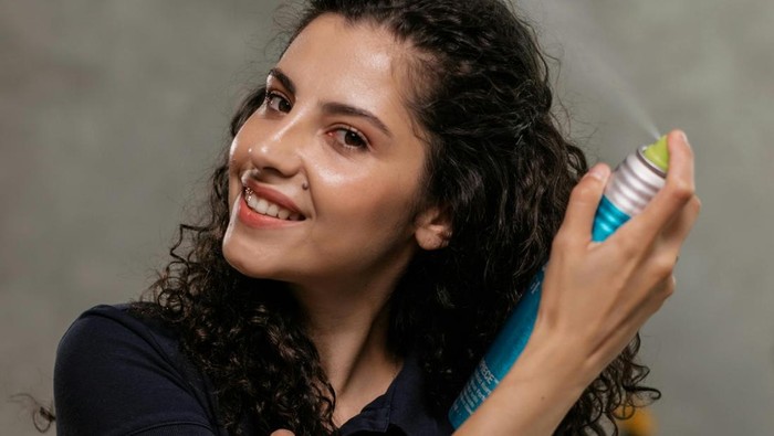 5 Dry Shampoo Hacks yang Wajib Kamu Coba