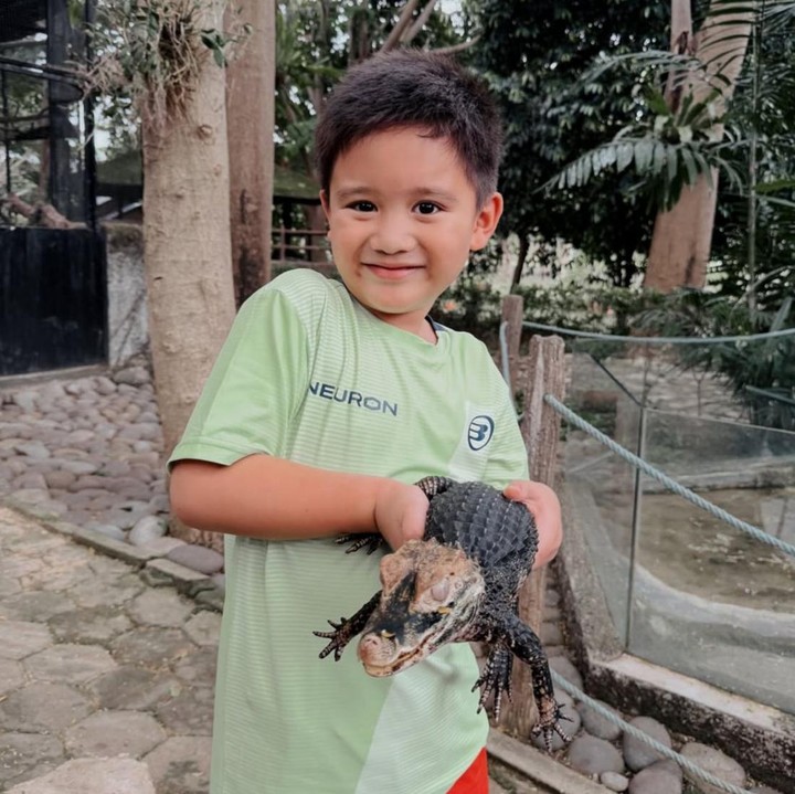 <p>Athar merupakan putra satu-satunya Citra Kirana dan Rezky Adhitya. Semakin tumbuh besar, ia kini semakin tampan dan tingkahnya selalu bikin tertawa. Seperti pada foto ini, dengan beraninya Athar memegang dan berfoto bersama anak buaya. Bukannya merasa takut, ia justru memamerkan senyuman manisnya nih, Bunda. (Foto: Instagram @citraciki)</p>