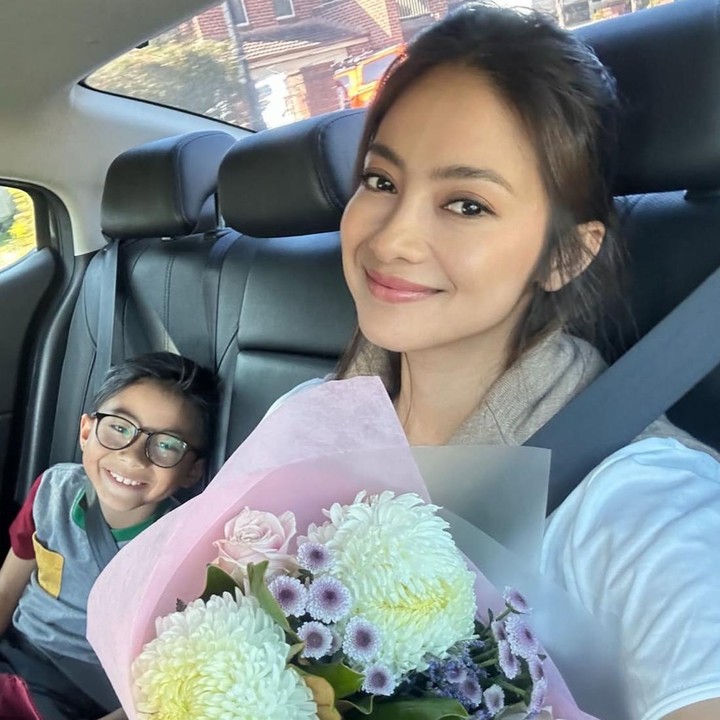 <p>Xavier memiliki hubungan yang sangat dekat dengan sang Bunda. Baru-baru ini, ia memberikan buket bunga dalam rangka Hari Ibu Sedunia yang jatuh pada 10 Mei 2026. Sebagai seorang Bunda, Rini pun turut membagikan pesan manis untuk sang putra. "Menjadi ibu bukan tentang sempurna, tapi tentang terus mencoba setiap hari. Terima kasih, anakku, sudah membuatku bertumbuh. Dan untuk dua mamah hebatku di surga, terima kasih atas cinta yang tak pernah hilang. Doa dan kasih sayang kalian selalu hidup di hati. <em>Happy Mother&rsquo;s Day</em>, mama-mama hebat," ungkap Rini melalui Instagram-nya. (Foto: Instagram @riniyulianti)</p>