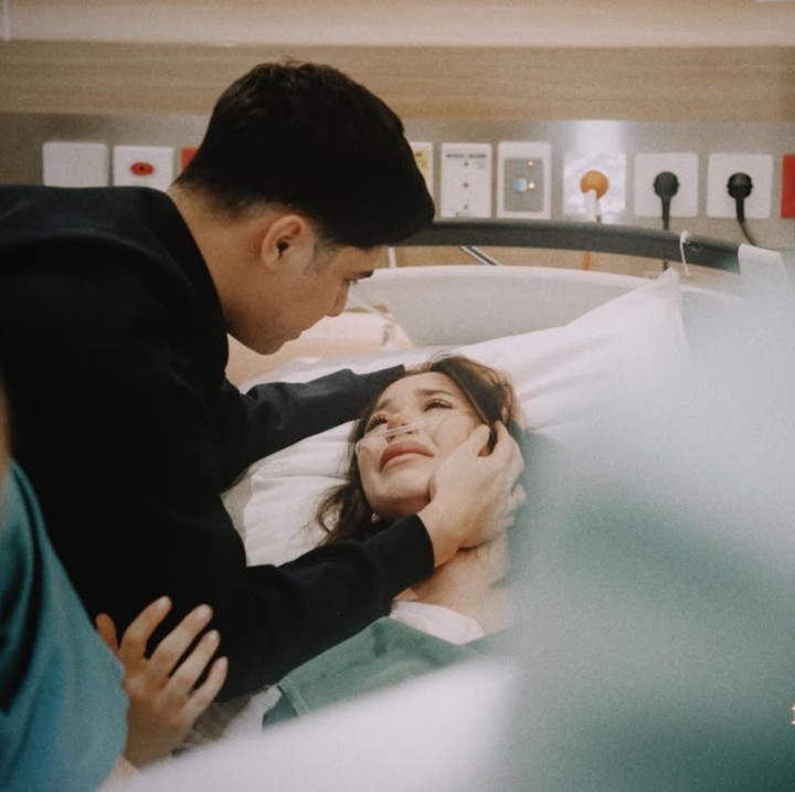 <p>Proses persalinan Alyssa yang begitu menegangkan tergambar jelas di setiap foto yang dibagikannya. Alyssa sempat menangis saat persalinan. Sang suami Al Ghazali tampak menenangkan istrinya yang tengah berjuang melahirkan. (Foto: Instagram @alyssadaguise)</p>