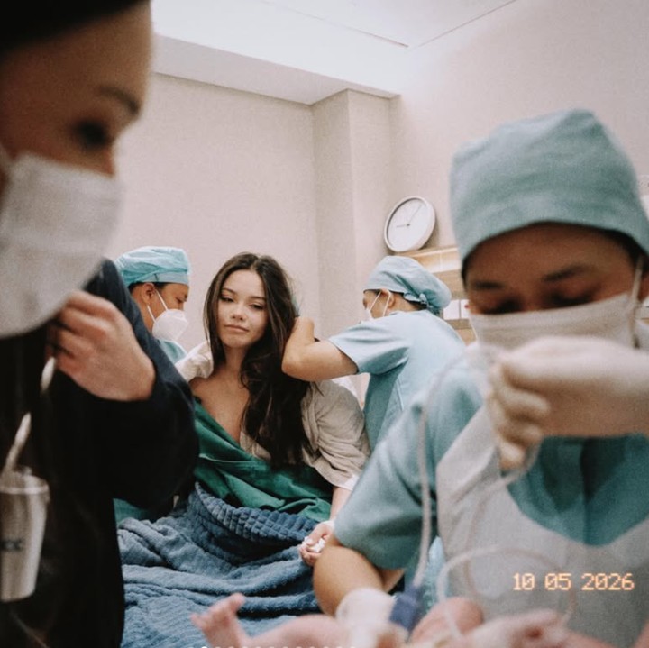 <p>Alyssa sempat mengalami pembukaan persalinan yang lambat, Bunda. Meski begitu, Alyssa mengungkap bahwa perjuangannya melahirkan sang putri dijalani tanpa rasa takut. "Melahirkan bukanlah tentang menjalaninya tanpa rasa takut. Ini tentang merasakan ketakutan dan mengingat bahwa kamu lebih kuat daripada apa pun yang membuatmu takut. Menciptakan kehidupan dan membawanya ke dunia ini adalah hal paling dahsyat dan transformatif yang pernah saya alami," tulisnya dalam unggahan. (Foto: Instagram @alyssadaguise)</p>