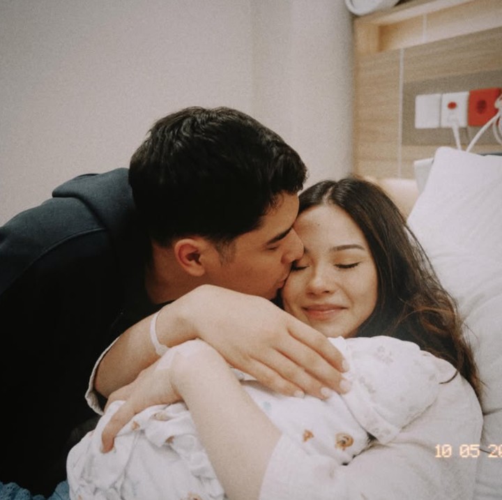 <p>Melalui unggahan di Instagram, Alyssa membagikan momen persalinan pertamanya yang berlangsung penuh haru dan bahagia. Selama proses persalinan ini, Alyssa selalu didampingi oleh suaminya, Al Ghazali dan sang Bunda Risa Dewi. (Foto: Instagram @alyssadaguise)</p>