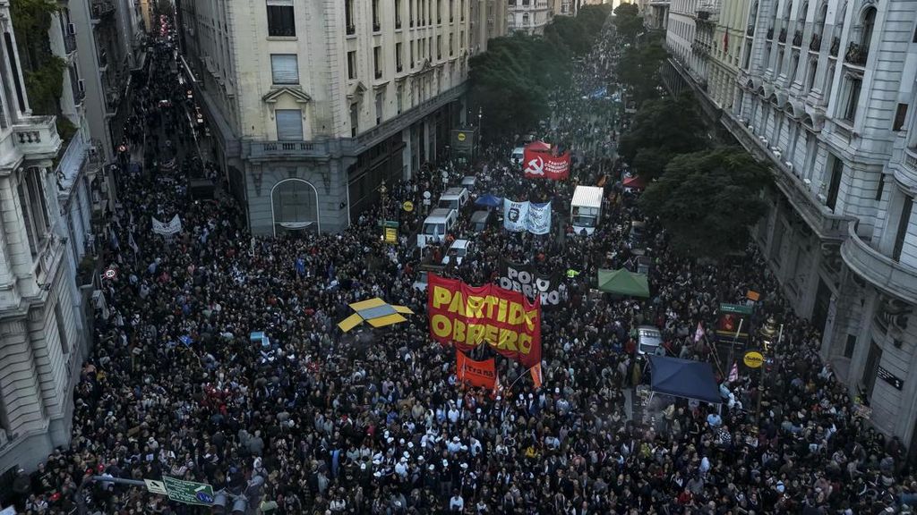 FOTO: Ratusan Ribu Warga Argentina Demo soal Anggaran Pendidikan