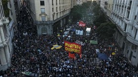 FOTO: Ratusan Ribu Warga Argentina Demo soal Anggaran Pendidikan