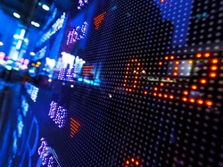 GOTO Siapkan Buyback Rp 3,5 Triliun, EXCL Masih Tertekan di Tengah Koreksi IHSG