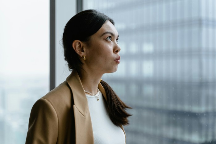 Ketika seseorang memberikan saran atau feedback, orang dengan IQ memaknainya sebagai sebuah serangan pribadi atas citra diri mereka. Alih-alih menerimanya sebagai cara untuk berkembang, mereka malah tersinggung bahkan berusaha 