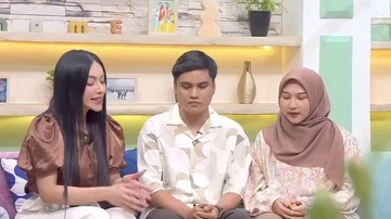Gosip Terkini Selebriti Insertlive : Anak-Menantu Sungkeman, 7 Momen Pertemuan Perdana Denada dengan Ressa dan Istri