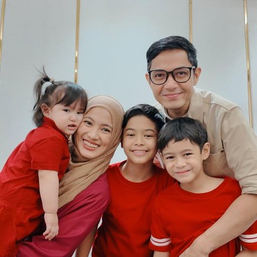 Dude Harlino & Alyssa Soebandono Ajarkan Anak Soal Makna Kurban