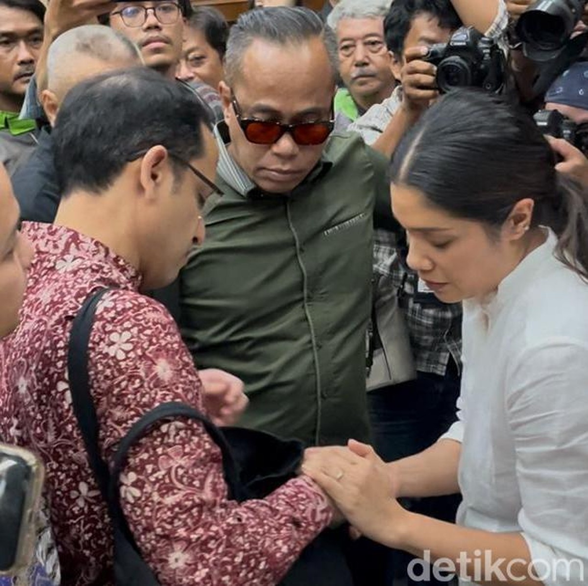 Eks Mendikbudristek Nadiem Anwar Makarim memeluk mencium ortu dan istri usai dituntut 18 tahun penjara dalam kasus dugaan korupsi pengadaan laptop Chromebook&period; &lpar;Mulia B&sol;detikcom&rpar;