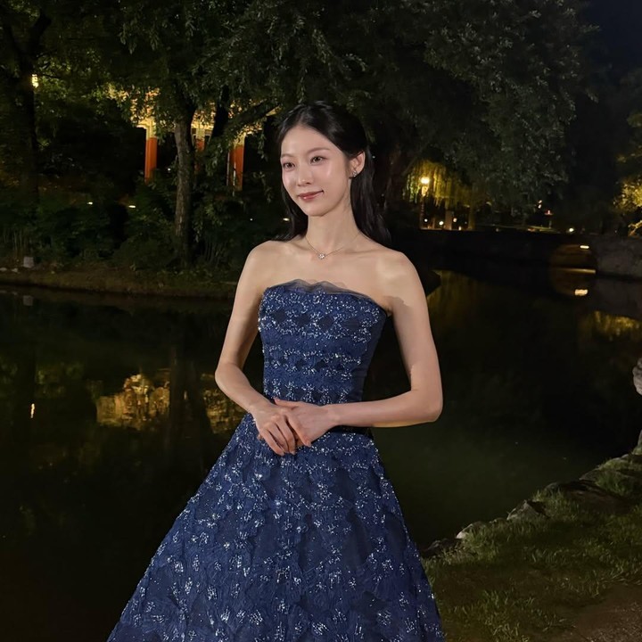 <p>Di potret lainnya, Gong Seung Yeon juga tampak mengenakan <em>dress</em> berwarna biru tua yang begitu mewah membentuk tubuh langsingnya. Dengan detail payet kecil tersebut, <em>dress</em> ini tampak lebih manis namun tetap berkelas. (Foto: Instagram 0seungyeon)</p>