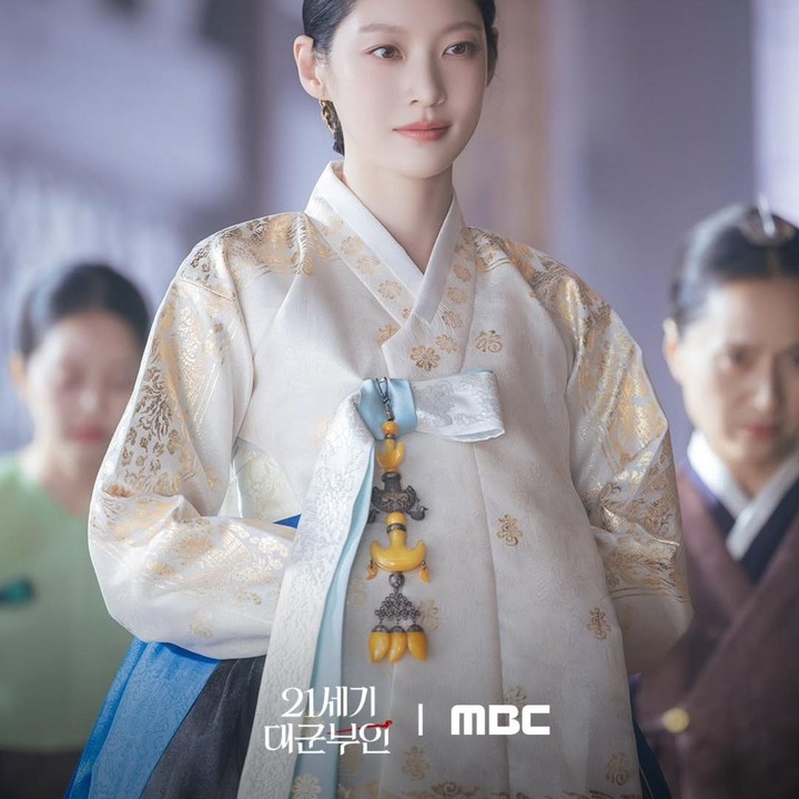 <p>Pada potret ini, Gong Seung Yeon terlihat begitu anggun saat mengenakan pakaian tradisional atau hanbok. Dengan nuansa krem keemasan serta sentuhan biru muda, baju ini memberikan kesan dingin namun begitu mewah. (Foto: Instagram mbcdrama_now)</p>