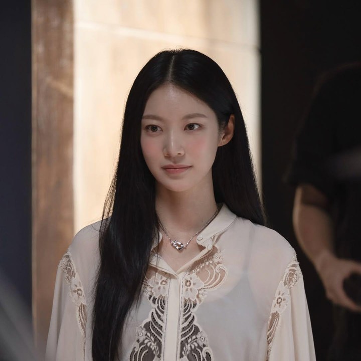 <p>Melihat perpaduan visual serta outfit tradisional dan modern yang dikenakan Gong Seung Yeon, tak heran jika para penonton drama Korea <em>Perfect Crown</em> jadi <em>salfok</em> dengan peran Ibu Suri ini, Bunda. (Foto: Instagram @varoent_official)</p>