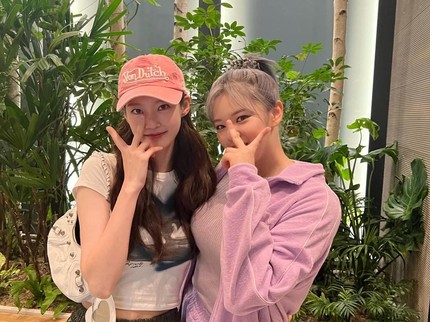 5 Potret Kedekatan Gong Seung Yeon & Jeongyeon TWICE, Kakak Adik yang Sama-sama Sukses
