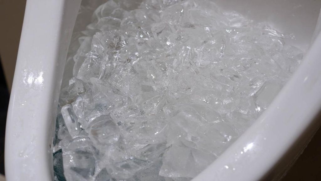 Manfaat Buang Es Batu ke Kloset WC, Trik Bersih-bersih yang Viral