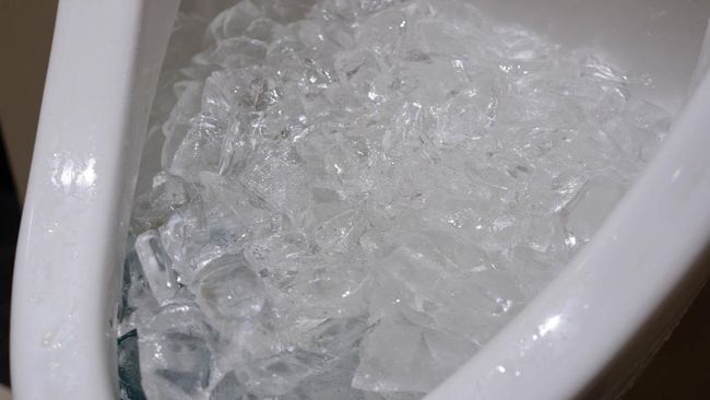 Manfaat buang es batu ke kloset WC disebut bisa membantu membersihkan noda dan mengurangi bau tanpa bahan kimia keras.