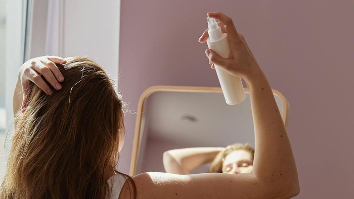 Aplikasikan dry shampoo per bagian