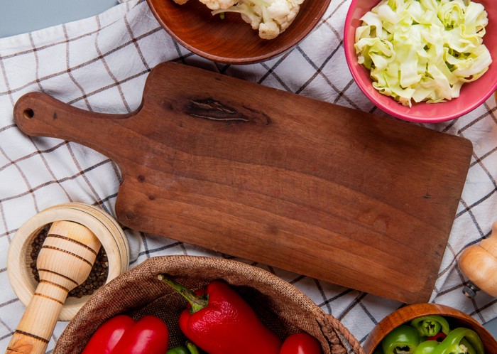 Talenan di dapur yang beracun juga memiliki bau tidak sedap. Bau yang tertinggal, terutama dari bawang putih, bawang merah, ikan, atau daging mentah adalah tanda talenan telah menyerap partikel makanan dan bakteri.