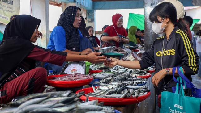 Pedagang ikan melayani pembeli di Pasar Rakyat Batu Cermin Labuan Bajo, Manggarai Barat, Nusa Tenggara Timur (NTT), Rabu (13/5/3026). BPS NTT mencatat inflasi tahunan (year-on-year/yoy) di provinsi tersebut pada April 2026 sebesar 2,62 persen dengan 