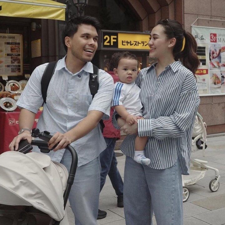 <p>Sejak memiliki anak, baik Aaliyah maupun Thariq memang selalu membawa <em>Baby</em> Arash ke mana pun mereka pergi, termasuk saat liburan. Ketiganya pun terlihat sangat menikmati liburannya kali ini, Bunda. "Kembali ke tempat liburan favorit kami," ungkap Thariq, dikutip dari akun Instagram <em>@thariqhalilintar.</em> (Foto: Instagram @aaliyah.massaid / @thariqhalilintar)</p>