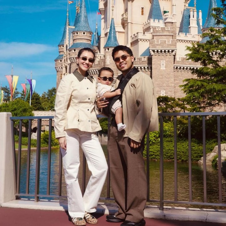 <p>Kehidupan artis Aaliyah Massaid memang selalu menarik untuk diikuti. Apalagi setelah kini ia memiliki seorang anak laki-laki yang diberi nama Ahmad Arash Omara Thariq atau yang akrab disapa <em>Baby</em> Arash. Baru-baru ini, Aaliyah bersama sang suami, Thariq Halilintar, mengajak putra mereka untuk berlibur ke Jepang. (Foto: Instagram @thariqhalilintar)</p>