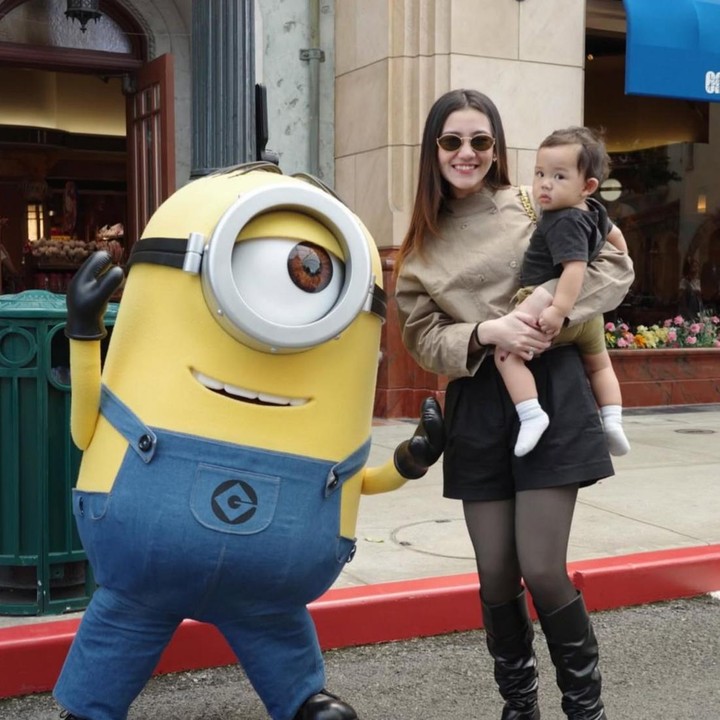 <p>Aaliyah dan sang suami terlihat membagikan momen liburan mereka saat berada di Negeri Sakura. Dalam kesempatan ini, keduanya memilih untuk mengunjungi Universal Studios Japan yang berlokasi di Osaka, Jepang. Pada potret ini, <em>Baby</em> Arash terlihat begitu menggemaskan saat digendong oleh sang Bunda. (Foto: Instagram @aaliyah.massaid / @thariqhalilintar)</p>