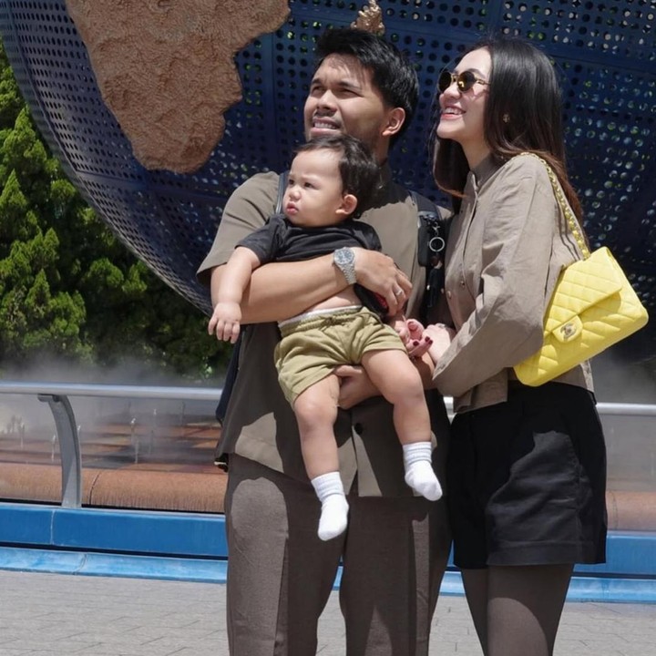 <p>Saat menikmati suasana liburan, mereka tampak kompak mengenakan <em>outfit</em> bernuansa cokelat dan hitam, Bunda. Si Kecil ini pun terlihat tidak rewel, bahkan tampak anteng selama liburan. (Foto: Instagram @aaliyah.massaid / @thariqhalilintar)</p>