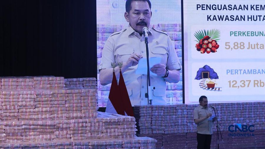 Jaksa Agung RI Sanitiar Buhanuddin menyampaikan pidato saat aktivitas penyerahan denda administratif dan lahan area hutan, Jakarta, Rabu (13/5/2026). (CNBC Indonesia/Muhammad Sabki)
