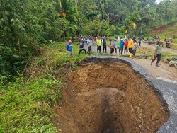 Jalan di Limapuluh Kota Amblas, DPRD Minta Pemda Ambil Langkah Cepat