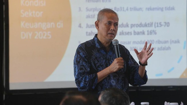 Ketua Dewan Komisioner Lembaga Penjamin Simpanan (LPS) Anggito Abimanyu memberikan pemaparan saat sharing session edukasi dan literasi keuangan dengan akademisi di GIK UGM, Sleman, D.I Yogyakarta, Selasa (12/5/2026). Acara yang dihadiri puluhan akade
