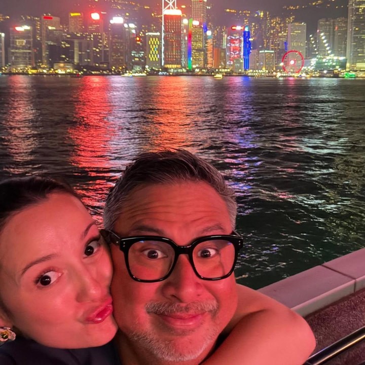 <p>Baru-baru ini, Julie kembali membagikan foto-foto liburan bersama sang suami di akun Instagram pribadinya. &ldquo;Waktu yang menyenangkan &amp; bermain berpakaian akhir pekan <em>#hongkong #familymoments,</em>&rdquo; tulis Julie, dikutip dari laman Instagram <em>@julstelle,</em> Rabu (13/5/2026).&nbsp;(Foto: Instagram @julstelle)</p>