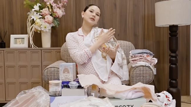 Warna ASI Alyssa Daguise Jadi Sorotan, Ternyata Punya Khasiat Bagus Buat Bayi