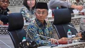 Menteri Pekerjaan Umum Dody Hanggodo bersiap mengikuti rapat kerja dengan Komisi V DPR di Kompleks Parlemen, Senayan, Jakarta, Rabu (13/5/2026). Komisi V DPR menunda rapat kerja bersama mitra terkait untuk membahas kecelakaan kereta api di Bekasi set