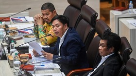 Ketua Komisi V DPR Lasarus (tengah) bersama Wakil Ketua Komisi V DPR Roberth Rouw (kiri) dan Ridwan Bae (kanan) memimpin rapat kerja dengan pemerintah di Kompleks Parlemen, Senayan, Jakarta, Rabu (13/5/2026). Komisi V DPR menunda rapat kerja bersama