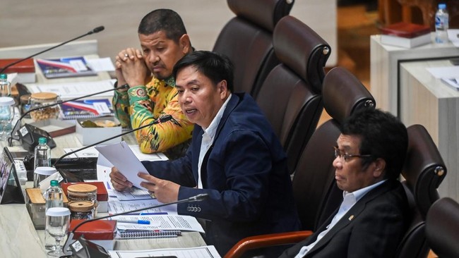 Ketua Komisi V DPR Lasarus (tengah) bersama Wakil Ketua Komisi V DPR Roberth Rouw (kiri) dan Ridwan Bae (kanan) memimpin rapat kerja dengan pemerintah di Kompleks Parlemen, Senayan, Jakarta, Rabu (13/5/2026). Komisi V DPR menunda rapat kerja bersama 