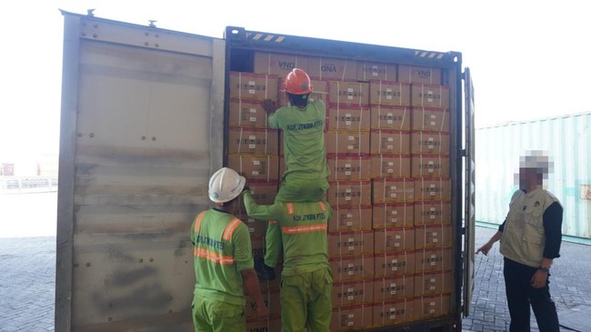 KPK menggeledah kontainer milik importir terafiliasi Blueray Cargo dan menyita kontainer yang berisi suku cadang kendaraan.