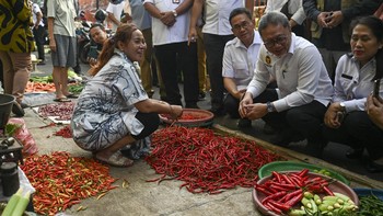 FOTO: Zulhas Tinjau Harga dan Pasokan Bahan Pokok di Pasar Palmerah