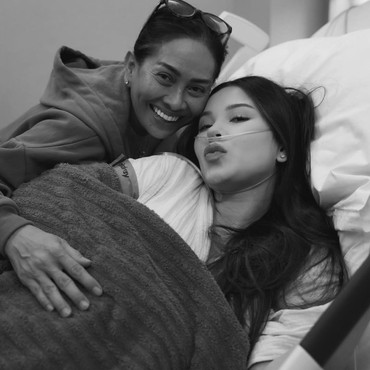 Momen Haru Risa Dewi Temani Alyssa Daguise Melahirkan Anak Pertama