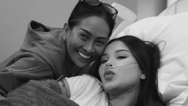 Momen Haru Risa Dewi Temani Alyssa Daguise Melahirkan Anak Pertama