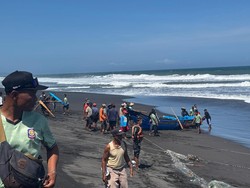 Perahu Dihantam Ombak hingga Terbalik di Pantai Baru, 1 Nelayan Hilang