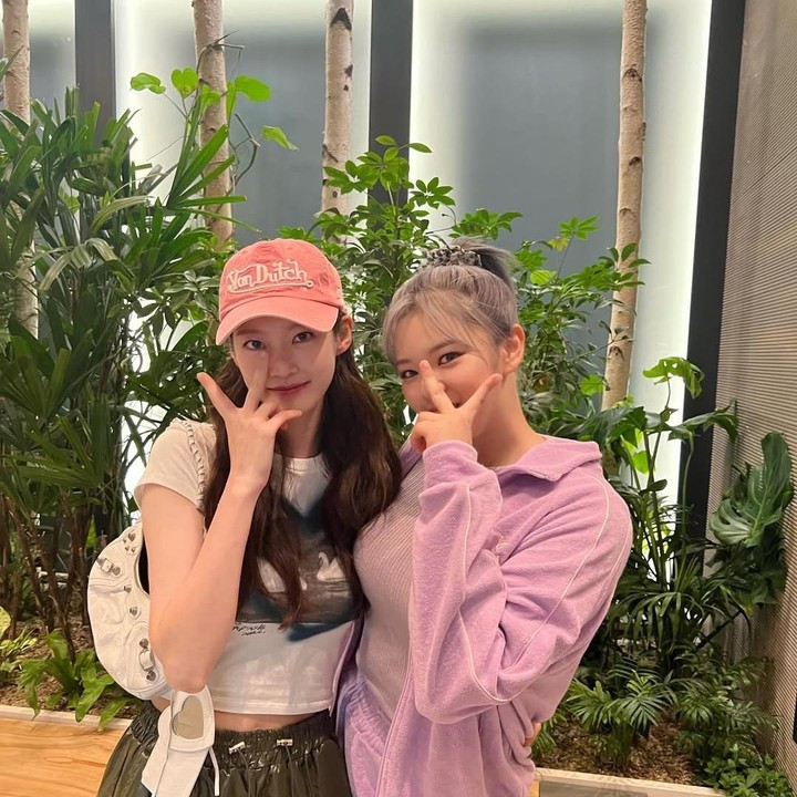 <p>Apakah Bunda tahu kalau pemeran Ibu Suri dalam drama Korea <em>Perfect Crown</em>,&nbsp;Gong Seung Yeon,&nbsp;merupakan kakak dari Jeongyeon TWICE, salah satu group K-Pop yang sangat terkenal. Meski menekuni bidang yang berbeda, keduanya tetap terlihat kompak di berbagai momen, lho. (Foto: Instagram @0seungyeon)</p>