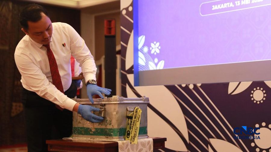 Petugas menunjukkan duit rupiah tiruan nan bakal dimusnahkan usai aktivitas Konferensi Pers Pemusnahan Rupiah Palsu Hasil Klarifikasi Bank Indonesia di Gedung Kebun Sirih Lt. 6, Kompleks Kantor Pusat BI, Jakarta, Rabu (13/5/2026).