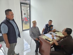 Polisi Limpahkan Tersangka Pemilik Jutaan Batang Rokok Ilegal ke Kejari Belitung
