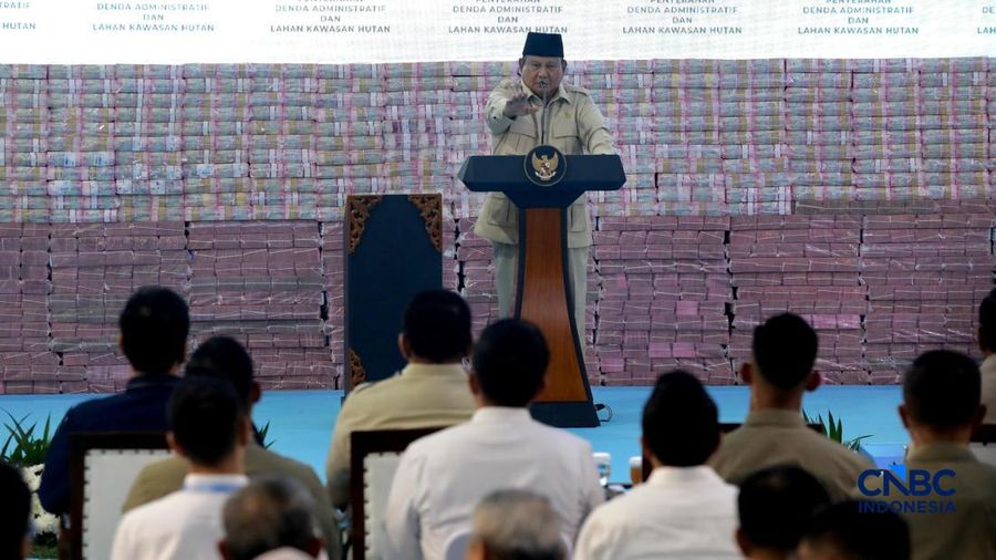 Presiden Prabowo Subianto memandang tumpukan duit saat Penyerahan Denda Administratif dan Lahan Kawasan Hutan di Kejaksaan Agung, Jakarta, Rabu (13/5/2026). (CNBC Indonesia/Muhammad Sabki)