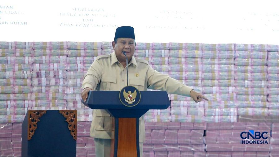 Presiden Prabowo Subianto memandang tumpukan duit saat Penyerahan Denda Administratif dan Lahan Kawasan Hutan di Kejaksaan Agung, Jakarta, Rabu (13/5/2026). (CNBC Indonesia/Muhammad Sabki)