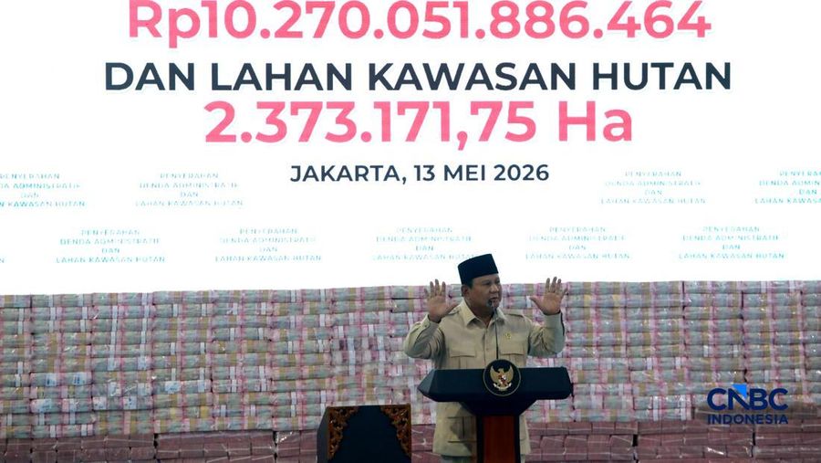 Presiden Prabowo Subianto memandang tumpukan duit saat Penyerahan Denda Administratif dan Lahan Kawasan Hutan di Kejaksaan Agung, Jakarta, Rabu (13/5/2026). (CNBC Indonesia/Muhammad Sabki)