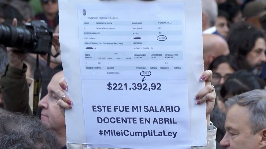 Puluhan ribu penduduk Argentina menggelar tindakan unjuk rasa pada Selasa (12/5/2026) di pusat kota Buenos Aires dan sejumlah kota besar lainnya untuk menuntut Presiden Javier Milei membatalkan pemotongan anggaran universitas negeri nan diterapkan pemerintahannya.