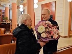Video: Putin Jadi Sopir Pribadi, Jemput Mantan Guru Pakai Mobil Mewah