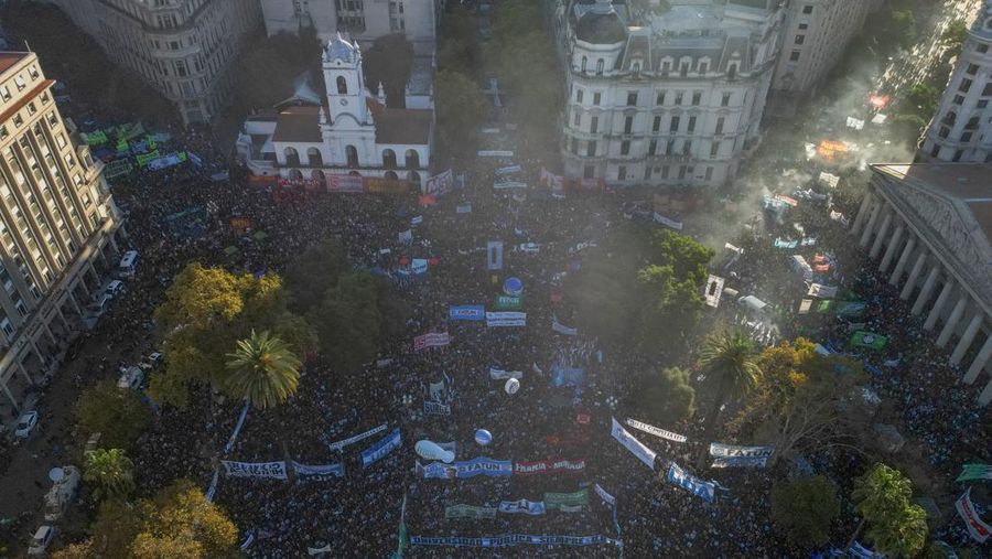 Sebuah tayangan drone menunjukkan para pekerja dan mahasiswa universitas Argentina menghadiri pawai protes menentang pemotongan biaya universitas negeri, di Buenos Aires, Argentina, 12 Mei 2026. (REUTERS/Cristina Sille)