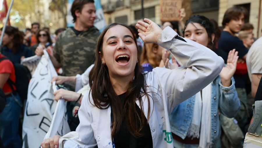 Seorang demonstran bereaksi saat para pekerja dan mahasiswa universitas Argentina menghadiri pawai untuk memprotes pemotongan biaya universitas negeri, di Buenos Aires, Argentina, 12 Mei 2026.